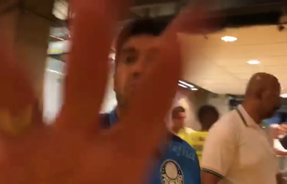 Abel toma celular de jornalista que filmava discussão de diretor do Palmeiras com árbitro; assista