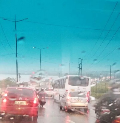 Chuva causa congestionamento na Avenida Tomaz Landim nesta segunda-feira (29)