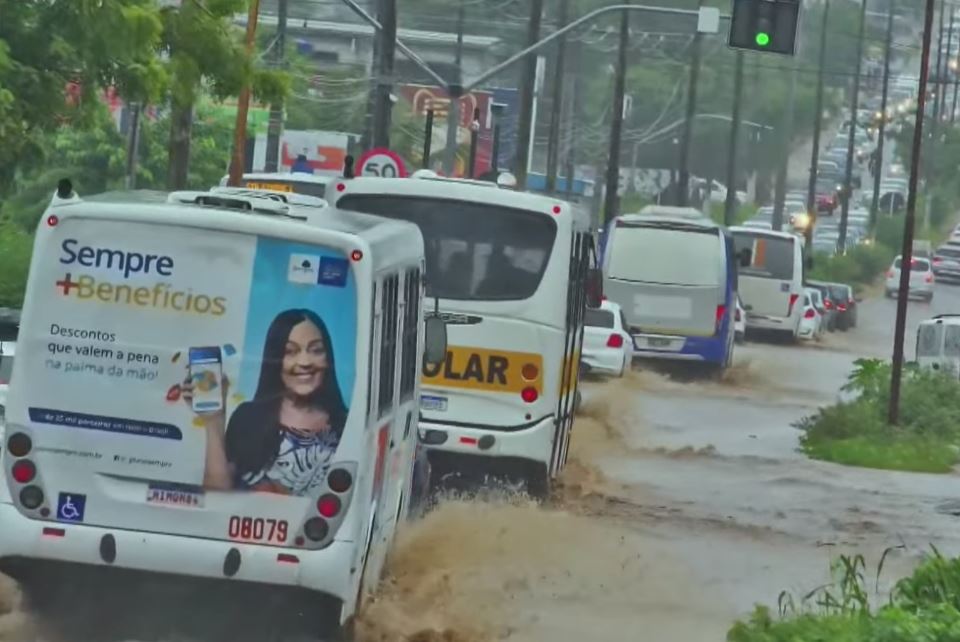 Em alerta laranja, Natal amanhece com chuva e alagamento