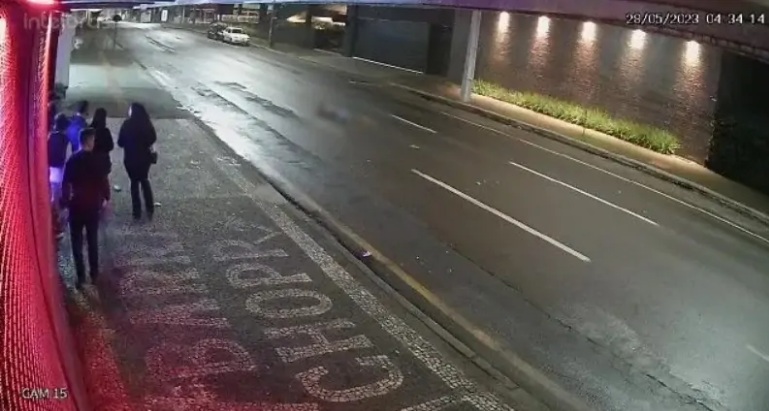 VÍDEO: Mulher morre após ser agredida por segurança de boate e atropelada por carro