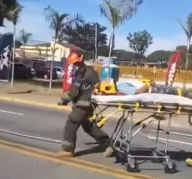 VÍDEO: Bombeiros derrubam paciente de maca durante resgate em São Paulo