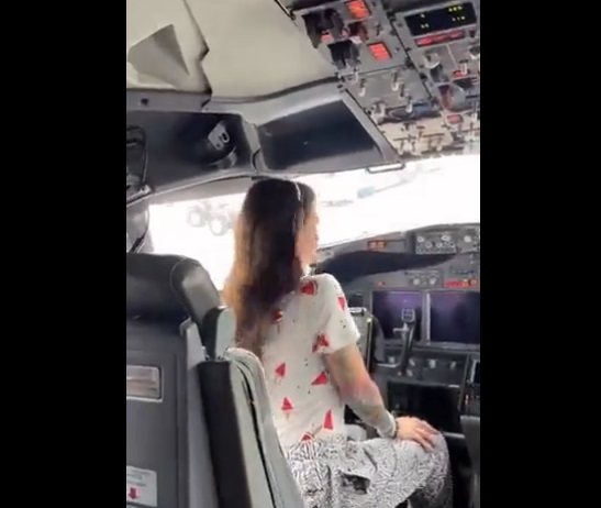 VÍDEO: MC Pipokinha contraria piloto e mostra o bumbum em cabine de avião