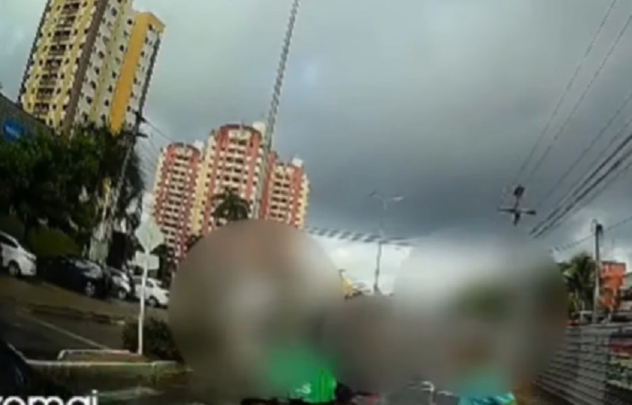 VÍDEO: Criança é quase atropelada por motoentregador em avenida de Natal