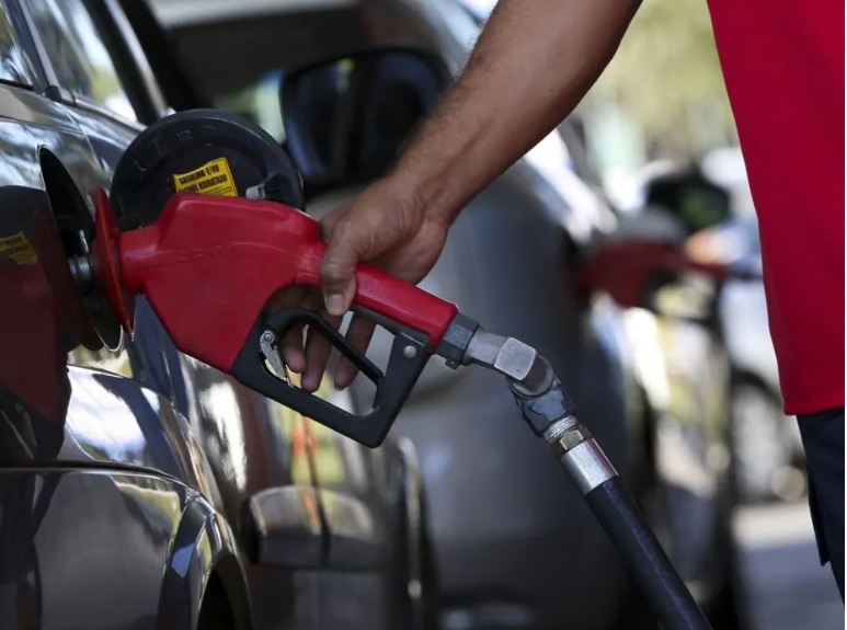 Valor único do ICMS entra em vigor na quinta-feira e deve elevar preço da gasolina; veja impacto no RN