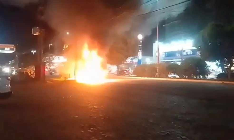 VÍDEO: Caminhão de coleta de lixo pega fogo na avenida Roberto Freire, em Natal