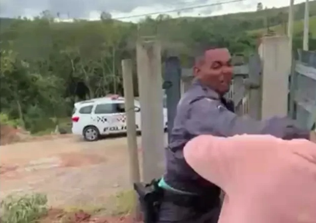 VÍDEO: PM dá soco no rosto de idosa de 70 anos e é afastado das ruas
