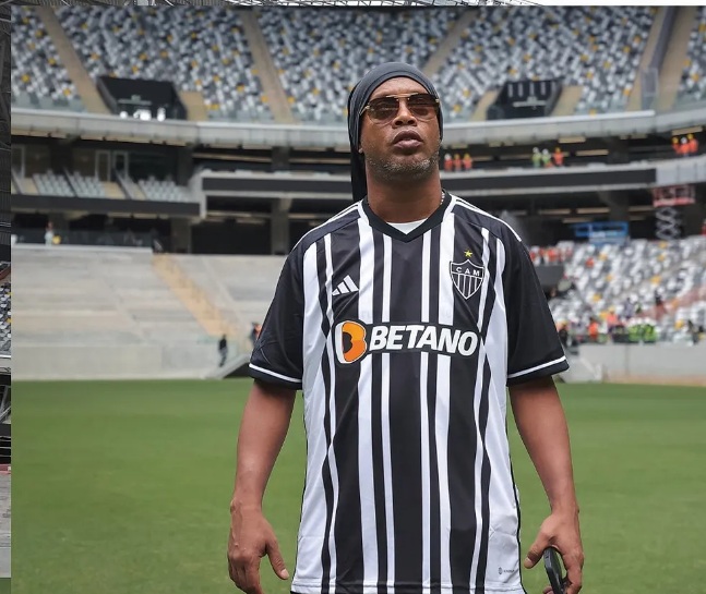 Justiça bloqueia contas do Atlético-MG por dívida do clube com Ronaldinho