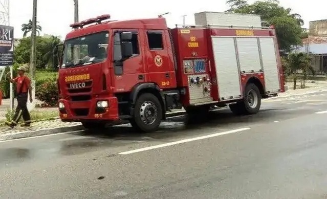 Homem sobe em torre de telefonia e Corpo de Bombeiros realiza resgate na zona Leste de Natal