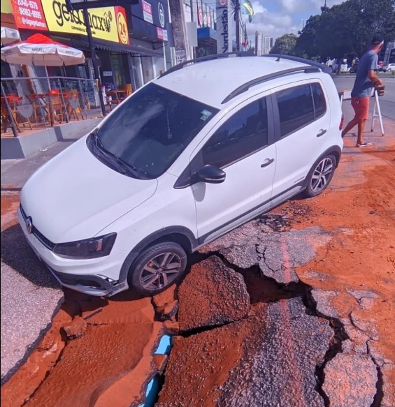 Carro cai e fica preso em buraco causado por vazamento em tubulação da Caern em Natal