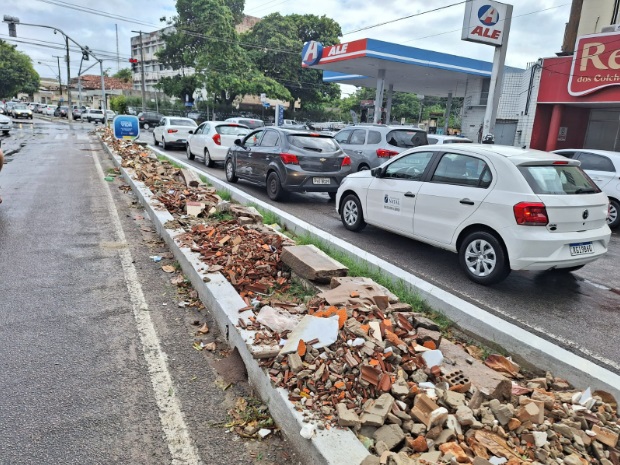Clínica despeja entulho em canteiro central de avenida de Natal