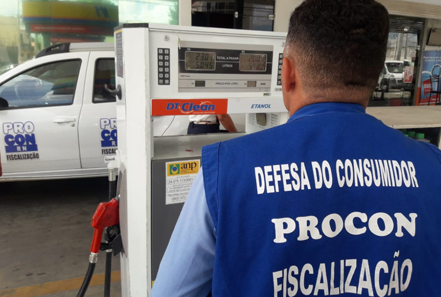 Procon autua postos por alta abusiva de preço da gasolina em Natal