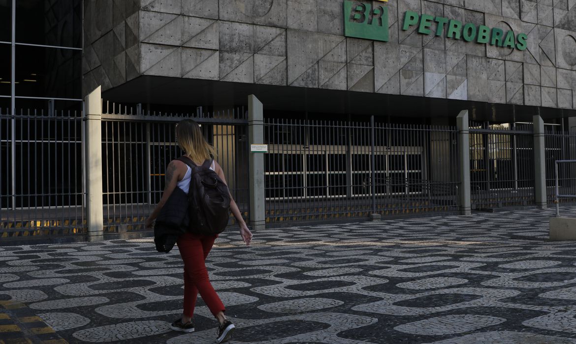 Petrobras retoma programa de estágios com bolsa-auxílio de R$ 1,8 mil com vagas no RN