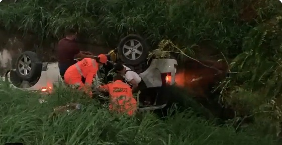 VÍDEO: Motorista perde controle do carro e cai em canal na Av. Juvenal Lamartine, em Natal