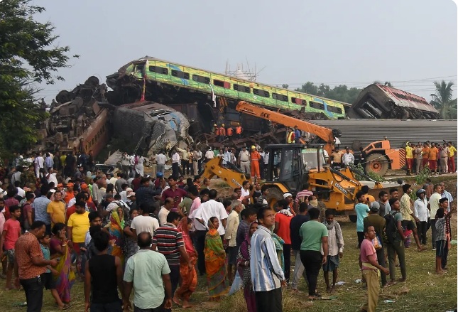 Acidente de trem na Índia deixa 288 mortos e mais de 850 feridos