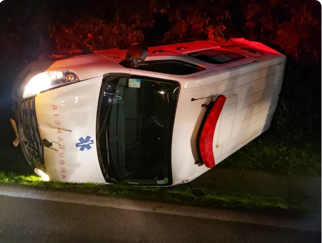 Jovem embriagado e sem CNH furta ambulância, capota e é preso