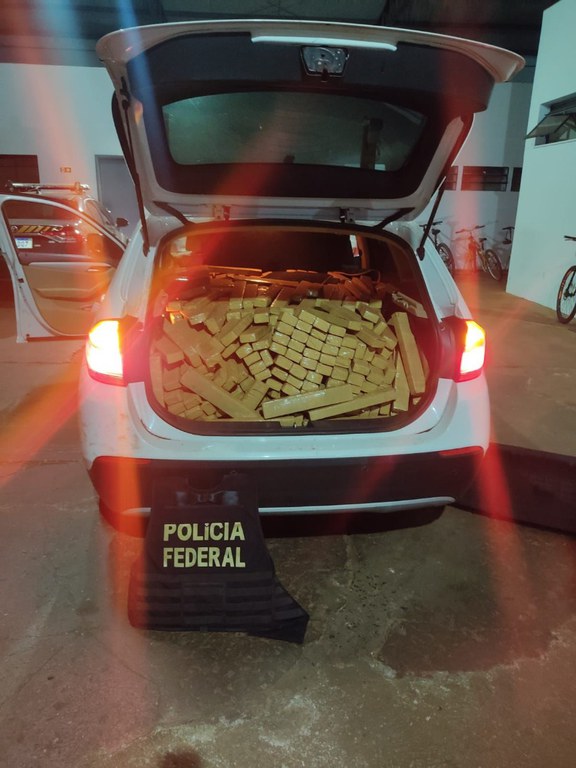 PF apreende 800 kg de drogas em BMW após motorista parar para fumar maconha