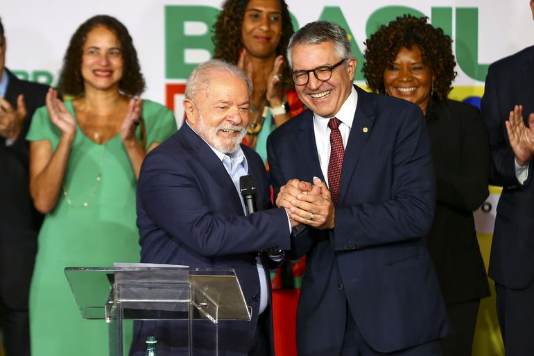 Fracasso na articulação política faz Lula avaliar saída de ministro