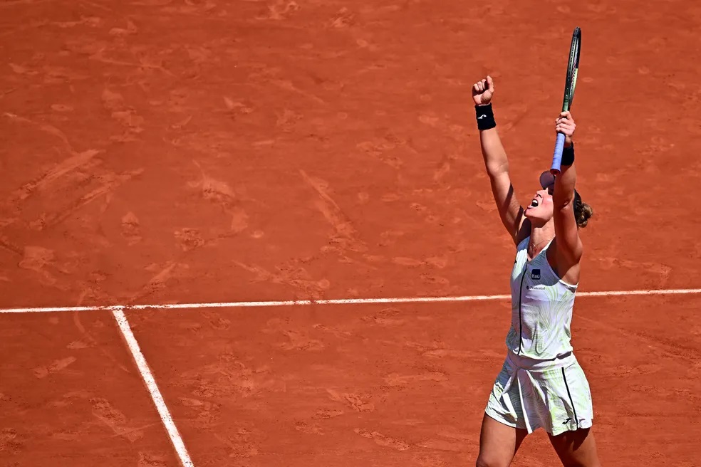VÍDEO: Brasileira Beatriz Maia faz história e vai às quartas de final de Roland Garros