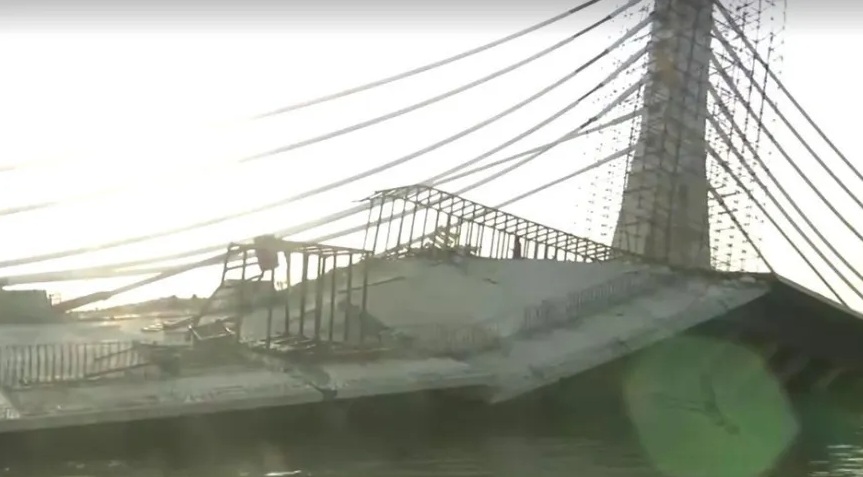 VÍDEO: Ponte suspensa desaba sobre rio na Índia