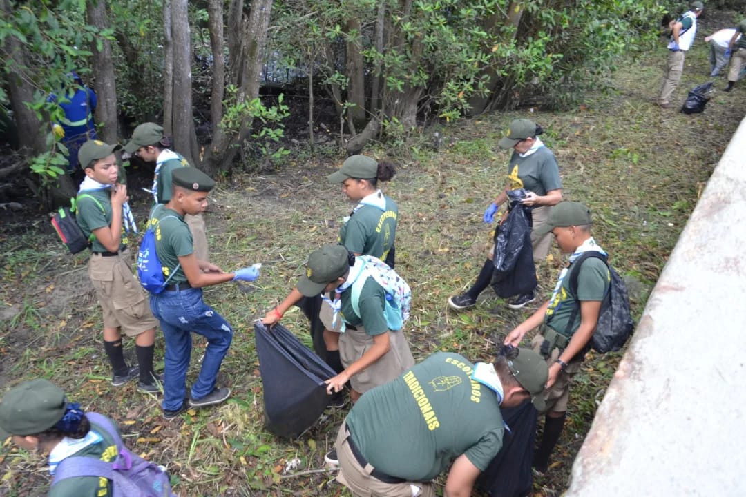 Semurb e grupos escoteiros de Macaíba recolhem 300 kg de lixo no Rio Jundiaí