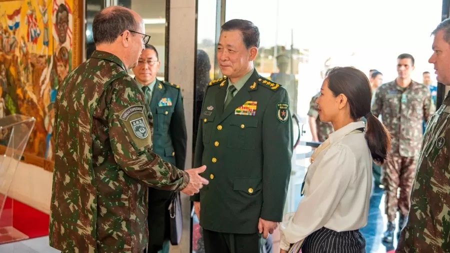 Visita de Exército chinês revolta bolsonaristas: 'Começou o intercâmbio?'