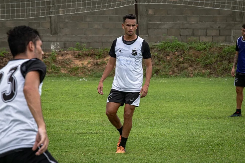 Meio-campista está de saída e não faz mais parte do elenco do ABC