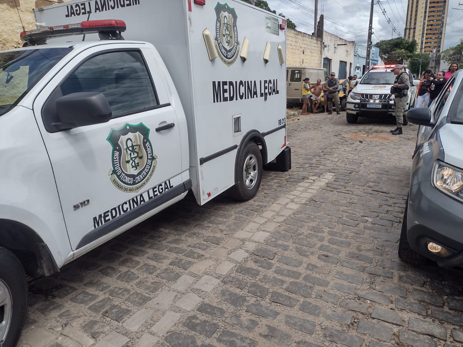 Corpo de mulher é encontrado com marcas de tiros no meio do lixo na zona Leste de Natal