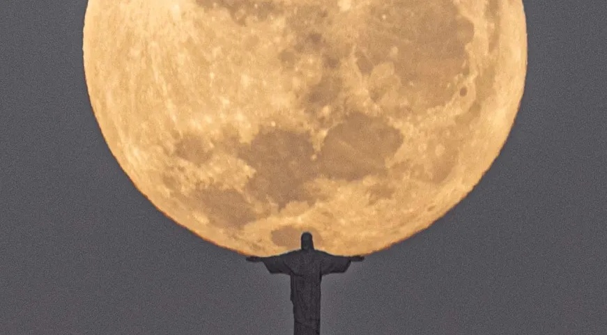 Fotógrafo registra Cristo Redentor “abraçando” lua cheia e foto viraliza
