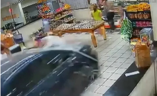 VÍDEO: Motorista idosa erra o pedal e invade padaria com carro