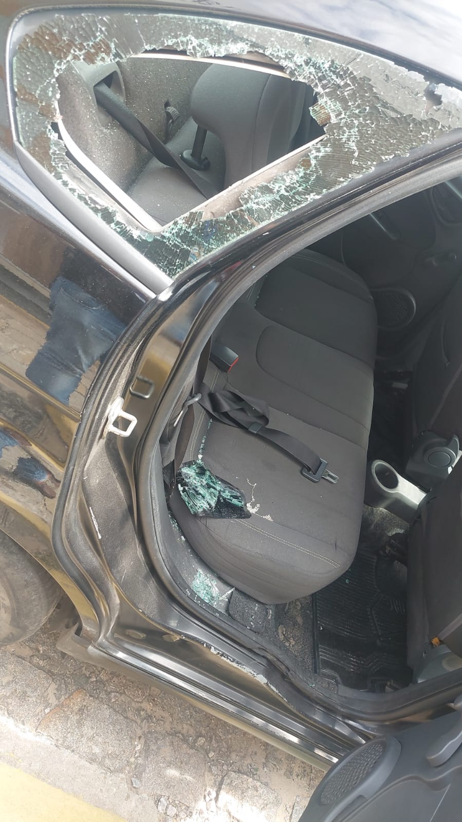 Motorista por aplicativo tem carro depredado por passageiros após negar sair de rota em Natal