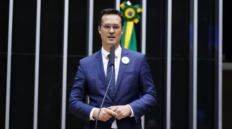 Câmara acata decisão do TSE e declara perda de mandato de Deltan Dallagnol