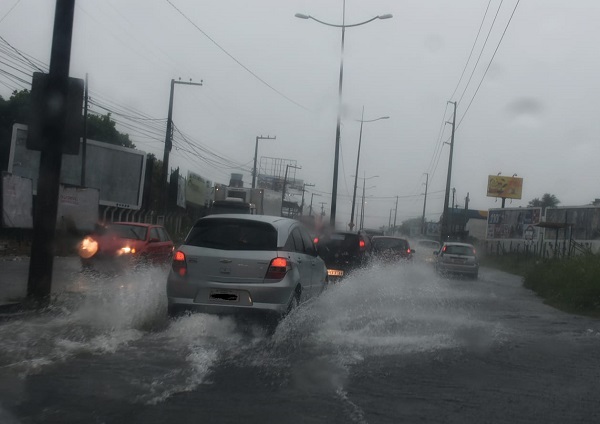 Chuva provoca alagamento e deixa trânsito lento na Felizardo Moura nesta quarta-feira