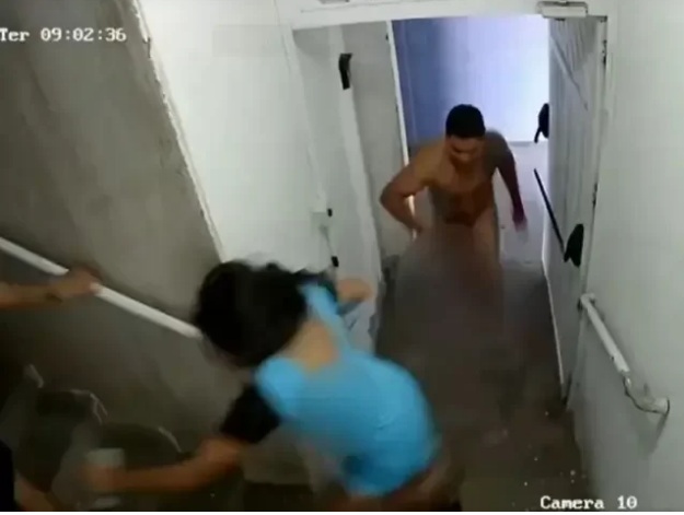 VÍDEO: Em ataque de fúria, homem nu esfaqueia duas pessoas