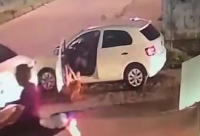 VÍDEO: Mulher é jogada de carro durante assalto em Natal
