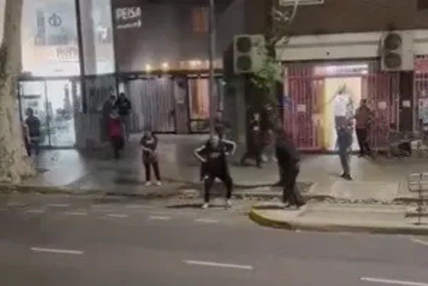 [VÍDEO] Torcedores do River imitam macacos para torcida do Flu e Diniz reage: "Vergonha"