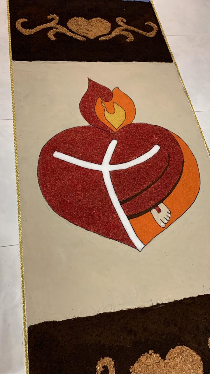 Fieis católicos mantêm tradição de montagem de tapetes de Corpus Christi no RN