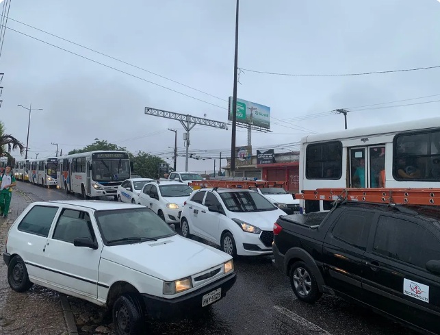 Com chuva e sem faixa reversível, natalenses enfrentam congestionamento nos acessos às pontes da cidade