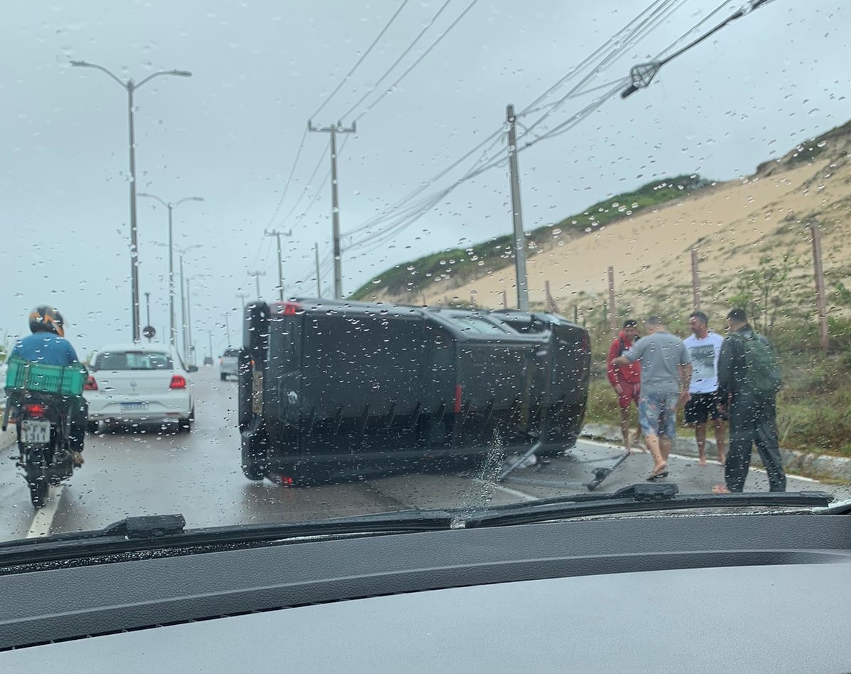 VÍDEO: Caminhonete capota vária vezes na Via Costeira e deixa uma pessoa ferida