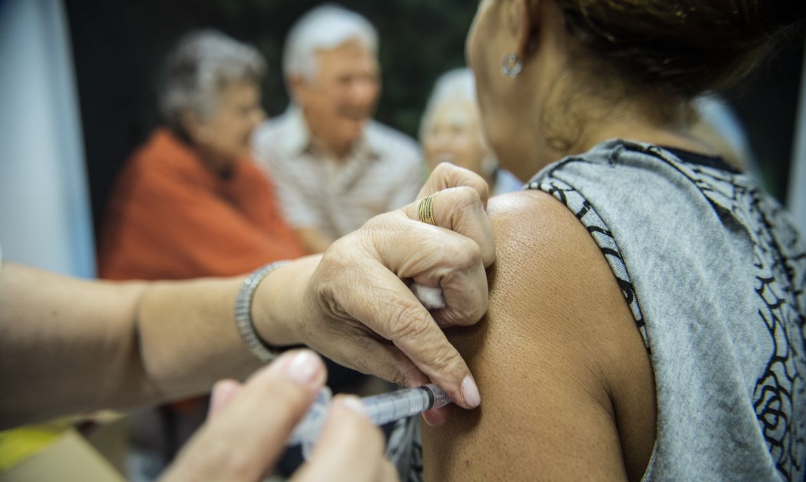 Mais de 43 milhões de pessoas já se vacinaram contra gripe no Brasil