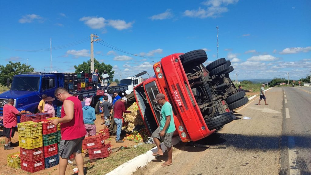 Caminhão carregado de frutas e legumes tomba na BR-405, próximo a Apodi