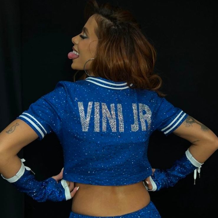 VÍDEO: Anitta homenageia Vini Jr. e faz show de menos de 3 minutos na Champions