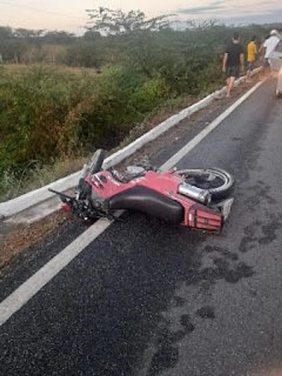 Mulher morre após bater moto em placa de trânsito na BR-405 no interior do RN