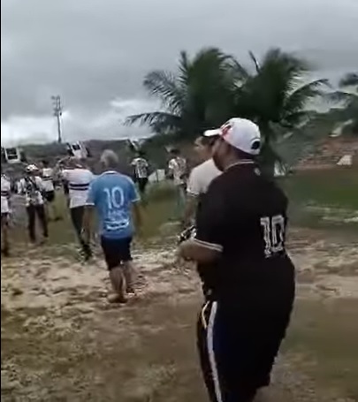 VÍDEO: Torcida do Santa Cruz "invade" estádio em jogo contra o Globo