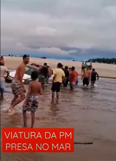VÍDEO: Viatura da PM fica presa ao tentar passar dentro d'água em praia do RN para atender ocorrência