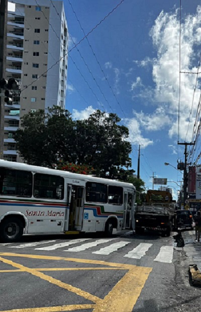 Acidente entre ônibus e caminhão deixa trecho da Prudente de Morais interditado