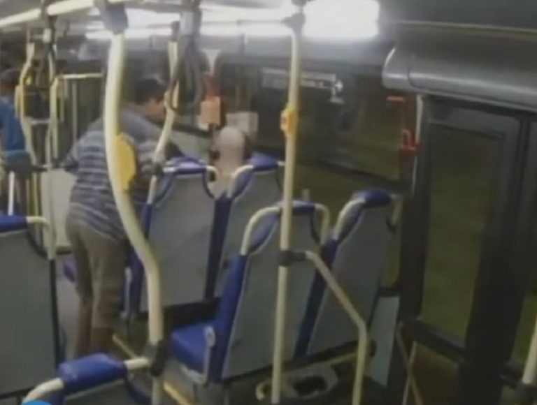 VÍDEO: Homens armados assaltam ônibus em Parnamirim