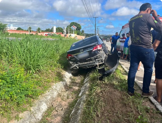 Carro para em faixa de pedestres, é atingido por outro e acaba em canteiro da BR-406, na Grande Natal