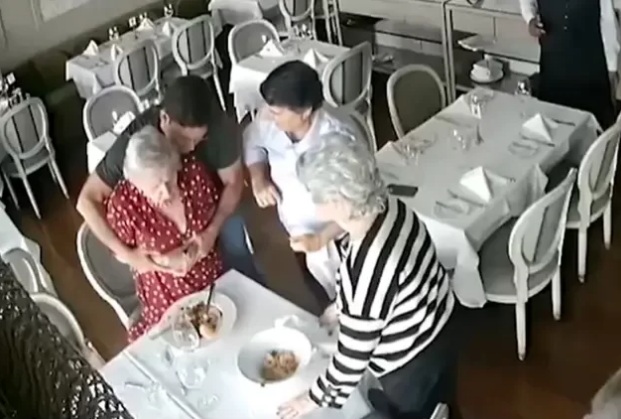 VÍDEO: Ex-ministro de Bolsonaro salva idosa que se engasgou em almoço