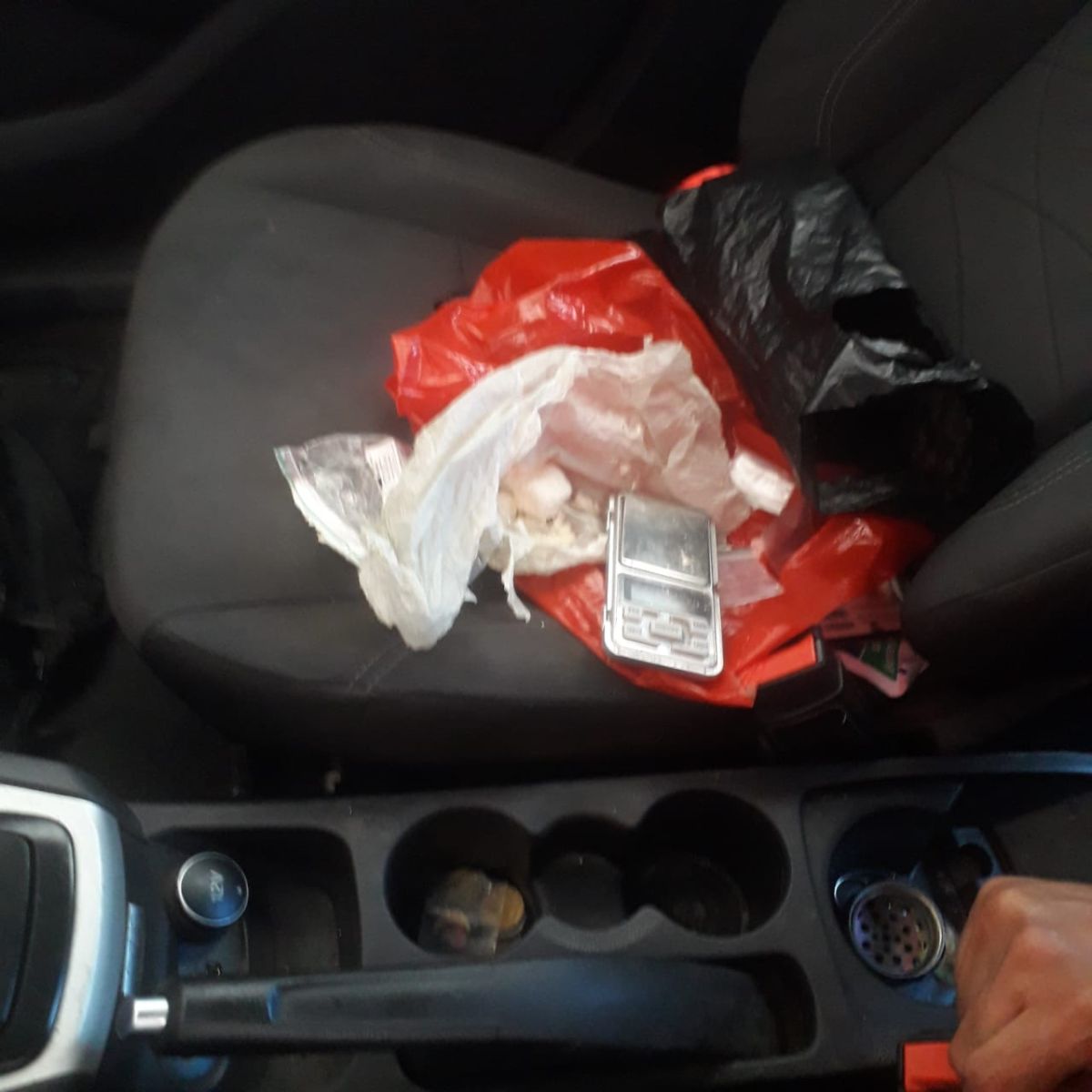 Mulher é presa com drogas no carro na zona Norte de Natal