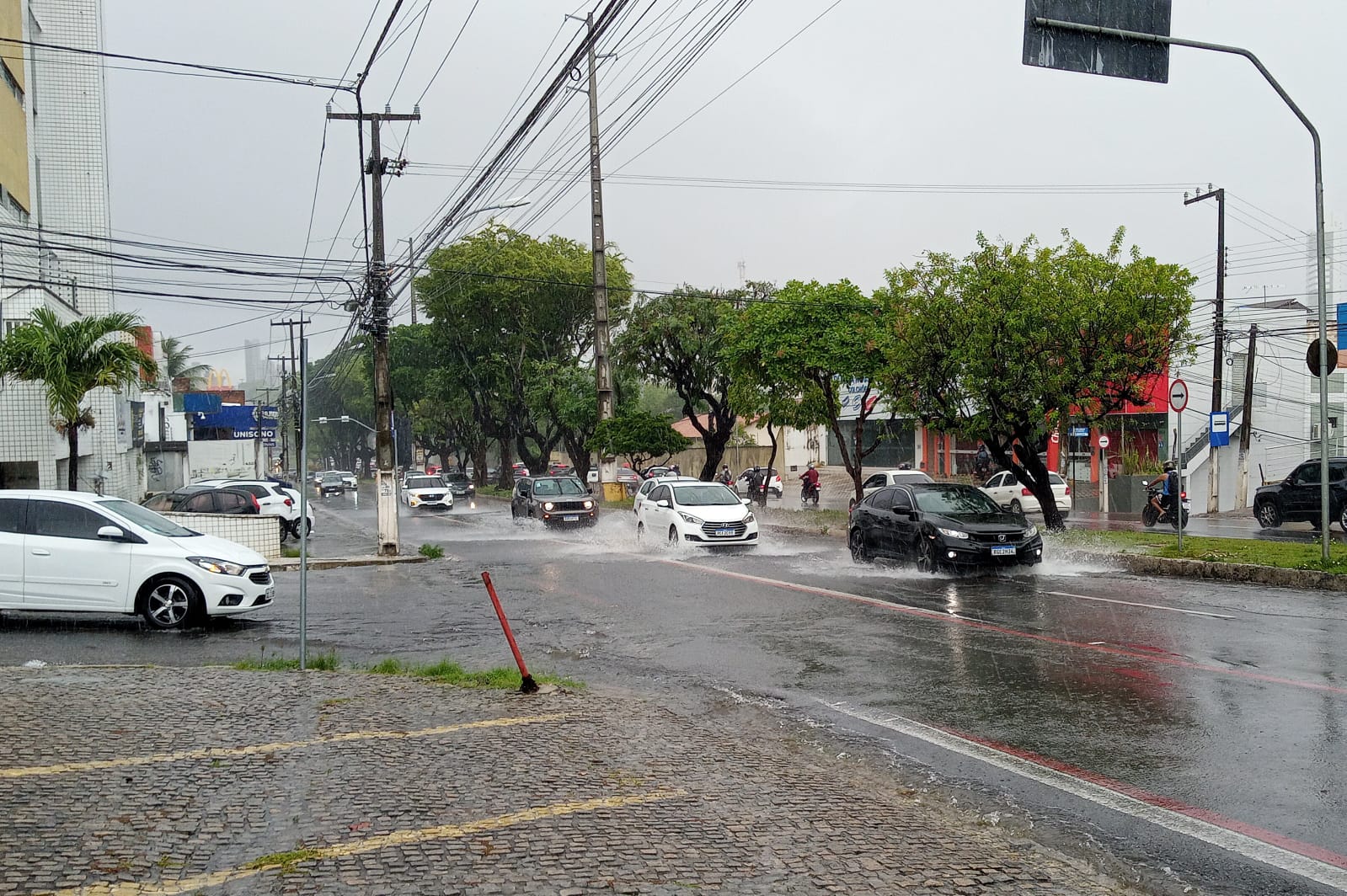 VÍDEO: Chuva causa transtorno em Natal, com alagamentos e semáforos quebrados